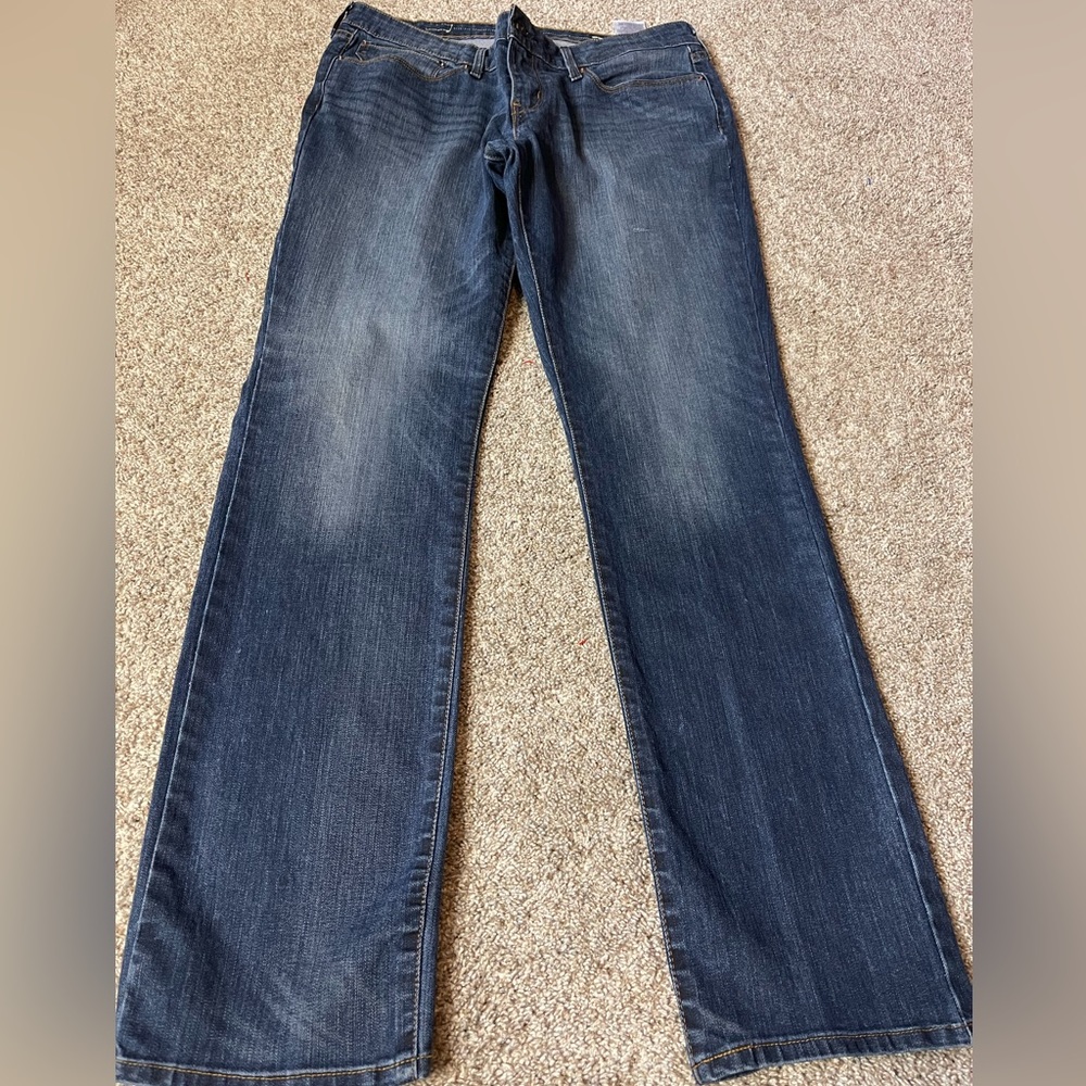 Women’s Levi’s mid rise, Demi curve, straight leg jeans with stretch size 33 R